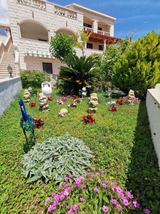 Apartments Fani Бол Екстериор снимка