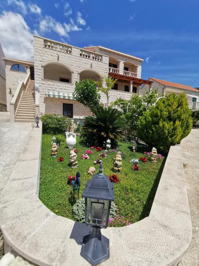 Apartments Fani Бол Екстериор снимка