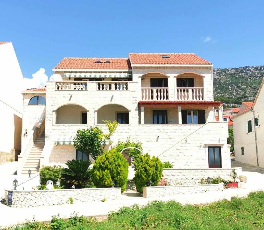 Apartments Fani Бол Екстериор снимка